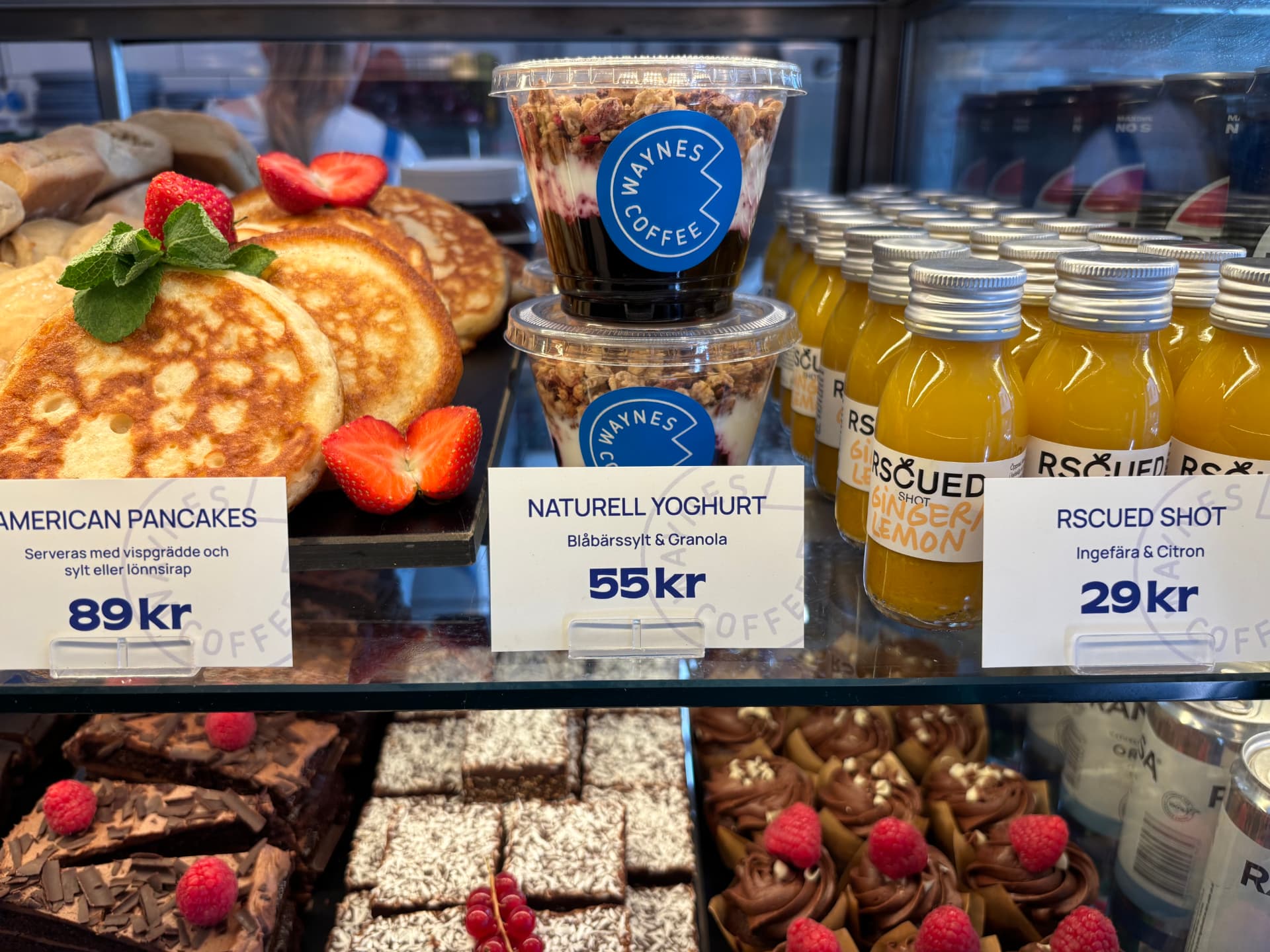 Kylmonter med prissatt exponering av bakverk och drycker